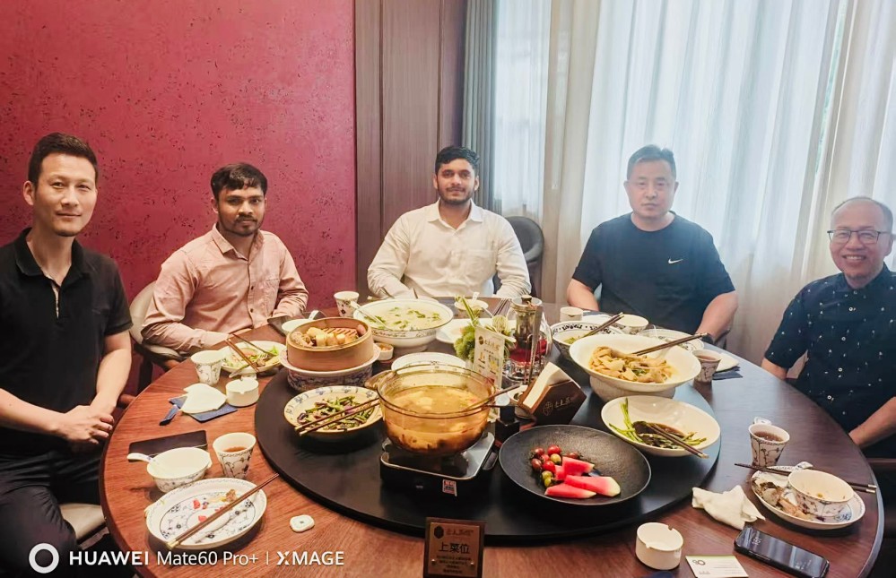 MTWB recebendo clientes indianos na China